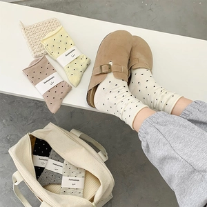 Detailansicht gepunkteter Baumwollsocken kombiniert mit klassischen braunen Wildlederschuhen