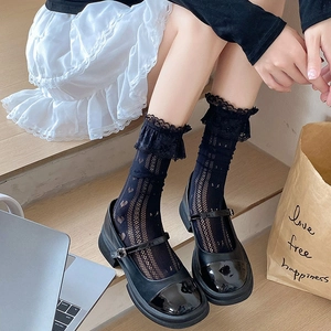 Détail de chaussettes noires à dentelle et chaussures Mary Jane de style japonais JK