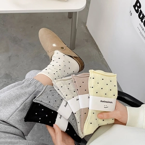 Detailaufnahme von Retro-Punkt-Baumwollsocken in verschiedenen Vintage-Farben