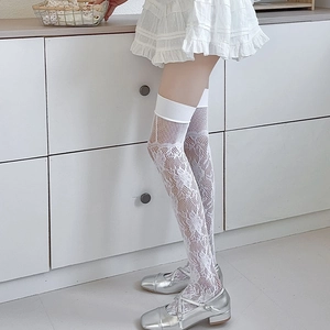 Détail de chaussettes hautes blanches en dentelle florale avec maille respirante