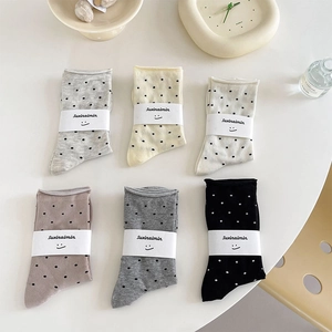 Set mit sechs Retro-Polka-Dot-Socken in Pastellfarben mit minimalistischer Verpackung