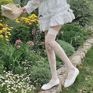 Vue détaillée des chaussettes montantes blanches en dentelle florale ajourée