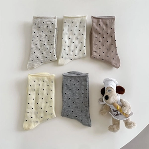 Detailansicht von 5 Paar Baumwollsocken mit Punktmuster in verschiedenen Morandi-Farben