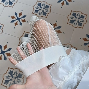 Détail de chaussettes montantes blanches à larges mailles et texture extensible