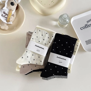 Detail von Vintage-Polka-Dot-Socken in verschiedenen Farben mit minimalistischer Verpackung