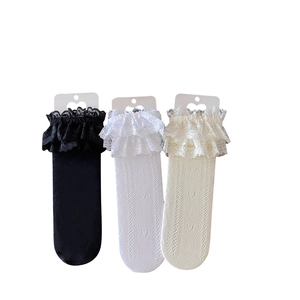 Trois paires de chaussettes mi-mollet en dentelle noir, blanc et beige avec motifs ajourés