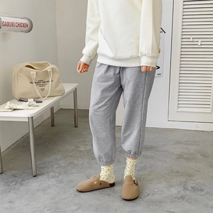 Detail der grauen Strick-Jogginghose mit elastischen Bündchen und weichem Baumwollstoff