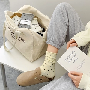 Details von Vintage Polka Dot Socken in Beige und Grau mit bequemen gerollten Kanten