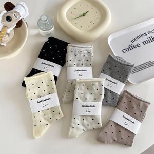 Flachbild von sechs Paar gepunkteten Baumwollsocken in verschiedenen Morandi-Farben
