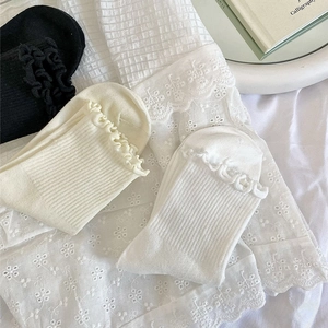Détail des bords à volants et texture en coton côtelé sur chaussettes douces de style japonais