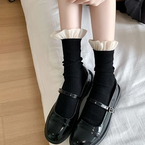 Schwarze Söckchen im japanischen Stil mit weißem Rüschenrand und Mary Jane Schuhen