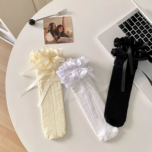 Détail de chaussettes Lolita avec nœuds, volants et dentelle ajourée en trois couleurs