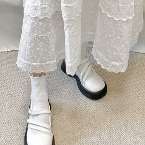 Détail de chaussures Mary Jane à plateforme et trois brides avec chaussettes à volants