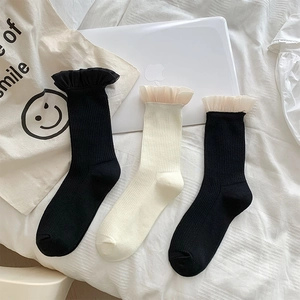Japanische Crew-Socken mit Spitzenrüschen in Schwarz und Cremeweiß für Balletcore-Outfits