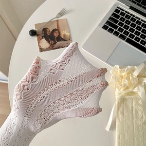 Gros plan détaillé de la dentelle blanche ajourée avec motifs géométriques complexes
