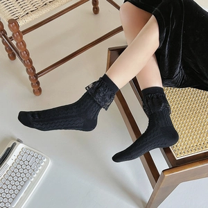 Calze nere vintage con bordo in pizzo e trama a costine per un dolce stile tipo JK