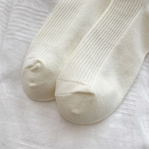 Detailansicht der weißen, gerippten Baumwollsocken mit vertikaler Streifenstruktur