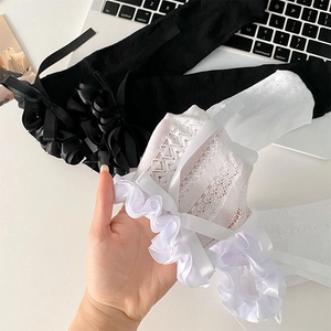 Détail de chaussettes en dentelle à volants avec nœud et texture ajourée respirante