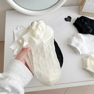 Détails de chaussettes douces Lolita avec dentelle satinée et texture tricotée en losange