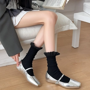 Silberne Mary Jane Ballerinas mit eckiger Zehenpartie und schwarzen Socken mit Spitzenrand