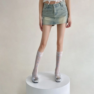 Détail de chaussettes en dentelle blanche avec nœuds bleus et chaussures Mary Jane argentées
