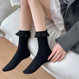 Schwarze gerippte Socken im japanischen Stil mit schicken Chiffon-Rüschen für Damen