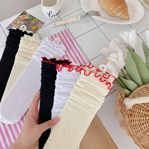 Texture dettagliata del pizzo e bordi a balze di calze in cotone eleganti