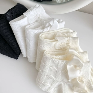 Vue détaillée de chaussettes Lolita avec bordure en dentelle et nœuds en satin