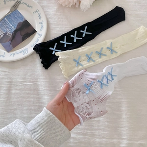 Détail de chaussettes en maille dentelle respirante avec des nœuds en ruban bleu clair
