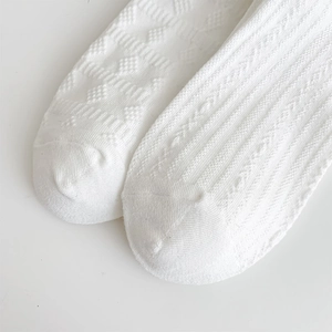 Vue détaillée de chaussettes Lolita blanches avec bordure en dentelle et motif jacquard