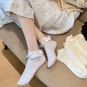 Détail chaussettes Lolita douces avec bord satin et tricot respirant à losanges