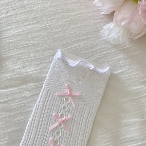 Détails de chaussettes Lolita en dentelle blanche avec nœuds roses et bordure fleurie