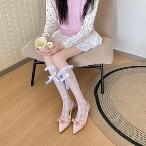 Chaussettes blanches en dentelle à cœur et nœud, avec chaussures roses à roses