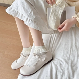 Détail de chaussures Mary Jane crème avec chaussettes à dentelle pour un style doux Lolita