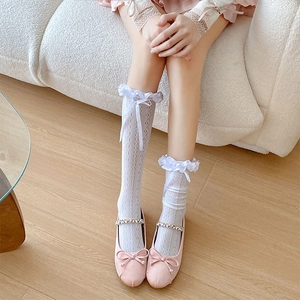 Chaussettes résille Lolita avec dentelle et nœud associées à des babies rose pâle