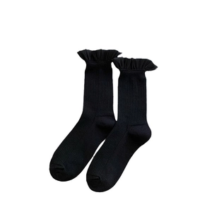Schwarze Söckchen im japanischen Stil mit Rüschenbündchen und feiner Rippenstruktur