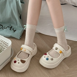 Sandales plateforme blanc crème type Mary Jane avec breloques colorées et chaussettes