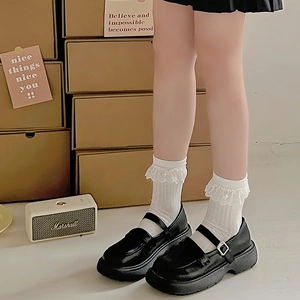 Détail de chaussettes blanches à dentelle avec chaussures Mary Jane à plateforme