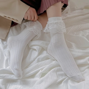 Vue détaillée de chaussettes blanches en coton avec bordures dentelle à double épaisseur