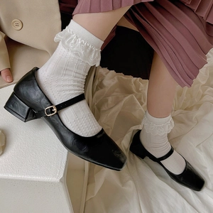 Chaussettes blanches en dentelle de style japonais avec chaussures Mary Jane noires et boucle
