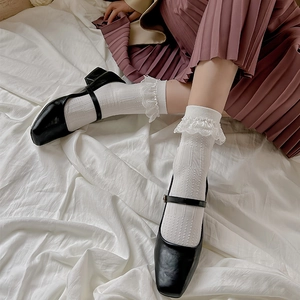 Détail de chaussettes blanches en dentelle et chaussures Mary Jane noires à talons carrés