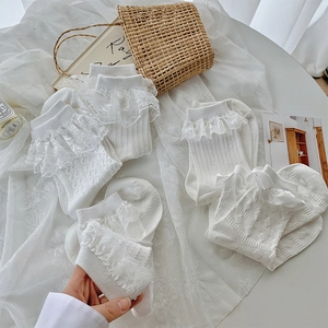 Détails de chaussettes mi-mollet blanches style Lolita avec dentelle et motifs tricotés