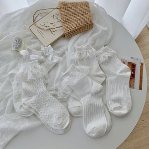 Détails de chaussettes blanches en dentelle Lolita avec divers motifs de tricotage