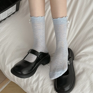 Chaussettes bleu clair à bords volantés avec motifs cœurs ajourés et petits nœuds