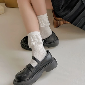Gros plan détaillé de chaussettes blanches en coton avec bordure en dentelle délicate