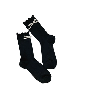 Chaussettes noires japonaises en coton avec bords volantés et nœuds blancs mignons