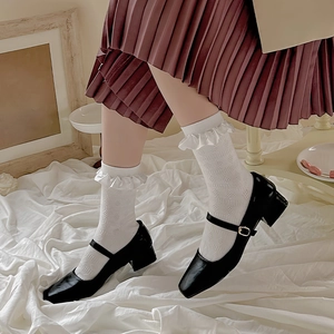 Chaussures Mary Jane en vernis noir avec chaussettes blanches en dentelle style Lolita