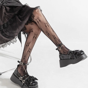 Détail de collants résille noirs à motifs de nœuds et chaussures Mary Jane à plateforme