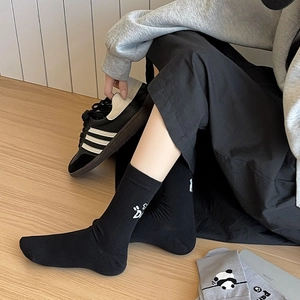 Détail de chaussettes en coton avec imprimé panda dessin animé et broderies blanches