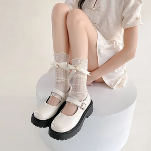Détail de chaussures Mary Jane avec chaussettes à nœud en dentelle et semelles compensées